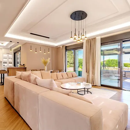 Arthur Villa *